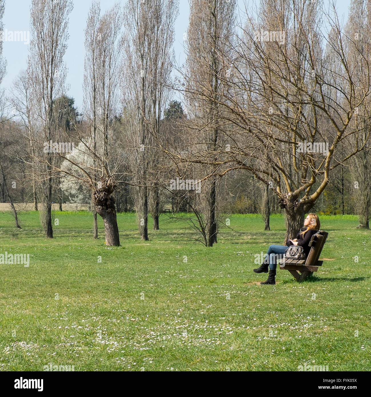 eine Frau-Pause in der Sonne im Park im Frühling Stockfoto