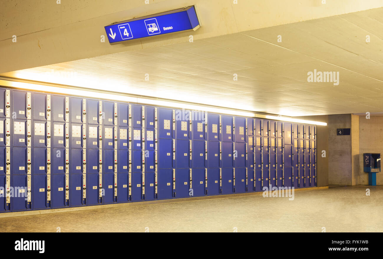 Blick auf blaue Schränke Schränke im Bahnhof Lugano Stockfoto