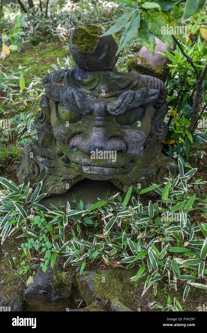 Nezu Museum Garten folgt gewundenen Wege, begegnen Besucher, Statuen, Buddhas, Steinlaternen und Gedenksteine Stockfoto