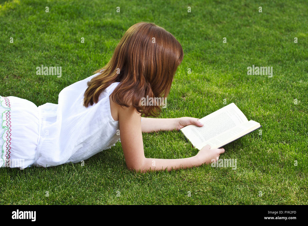 One.Young schönes Mädchen ein Buch im freien Stockfoto