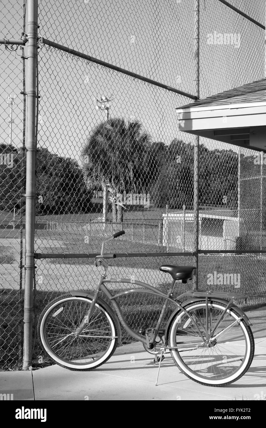 Klassische amerikanische Kreuzer gestylt Zyklus parkte neben einem junior League Baseball Diamond. April 2016 Stockfoto