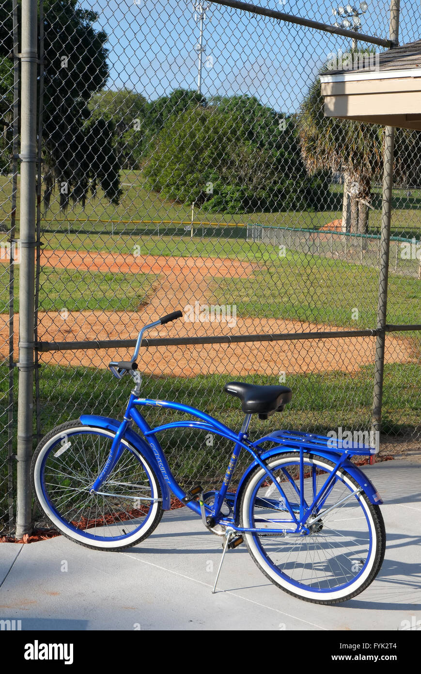 Klassische amerikanische Kreuzer gestylt Zyklus parkte neben einem junior League Baseball Diamond. April 2016 Stockfoto