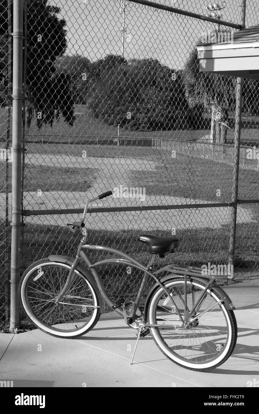 Klassische amerikanische Kreuzer gestylt Zyklus parkte neben einem junior League Baseball Diamond. April 2016 Stockfoto