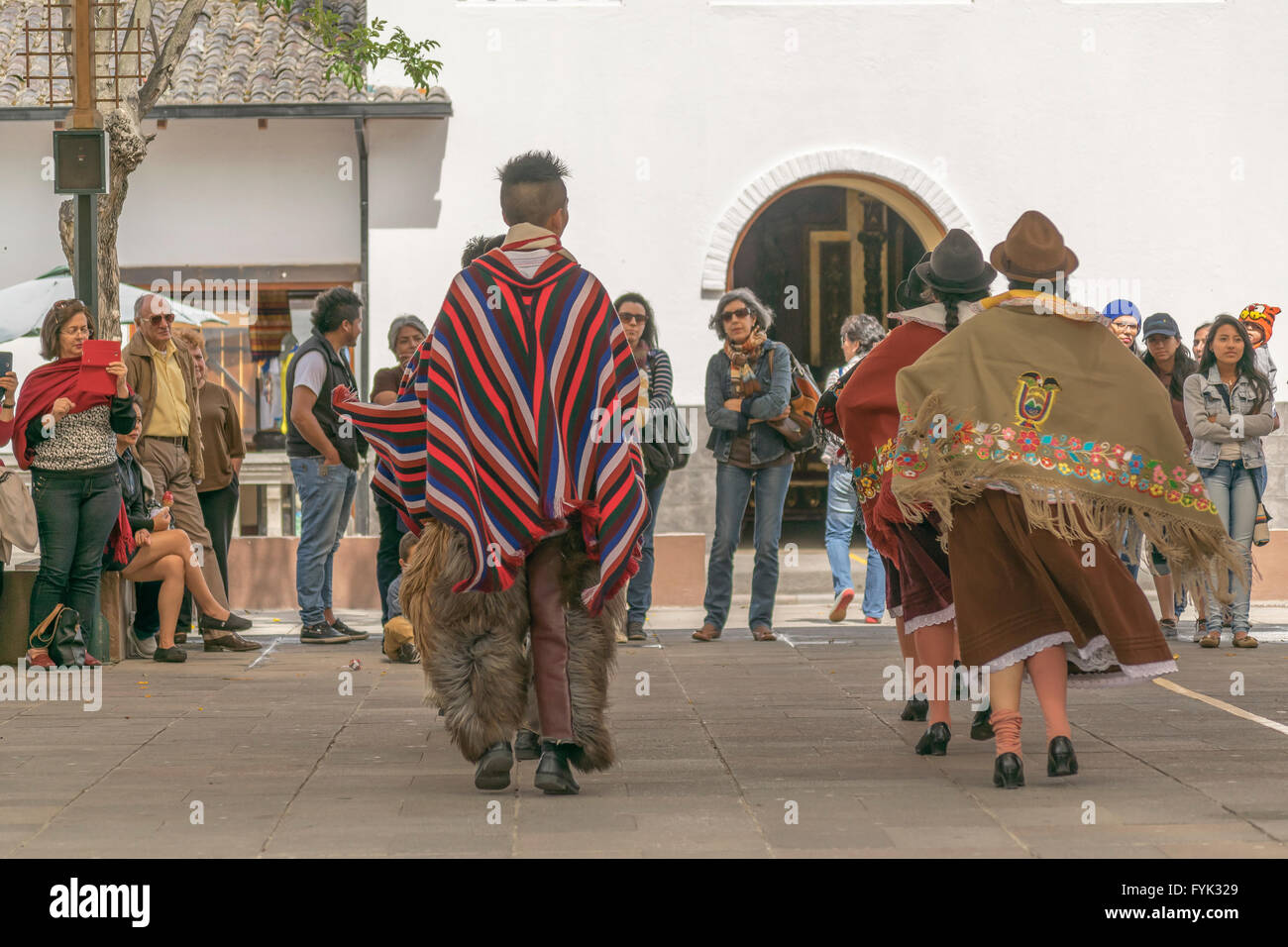 POMASQUI, ECUADOR, Oktober - 2015 - Gruppe, zu einer Ausstellung von traditionellen ecuadorianischen indigener Tanz bei mittleren Ea-Tänzerin Stockfoto