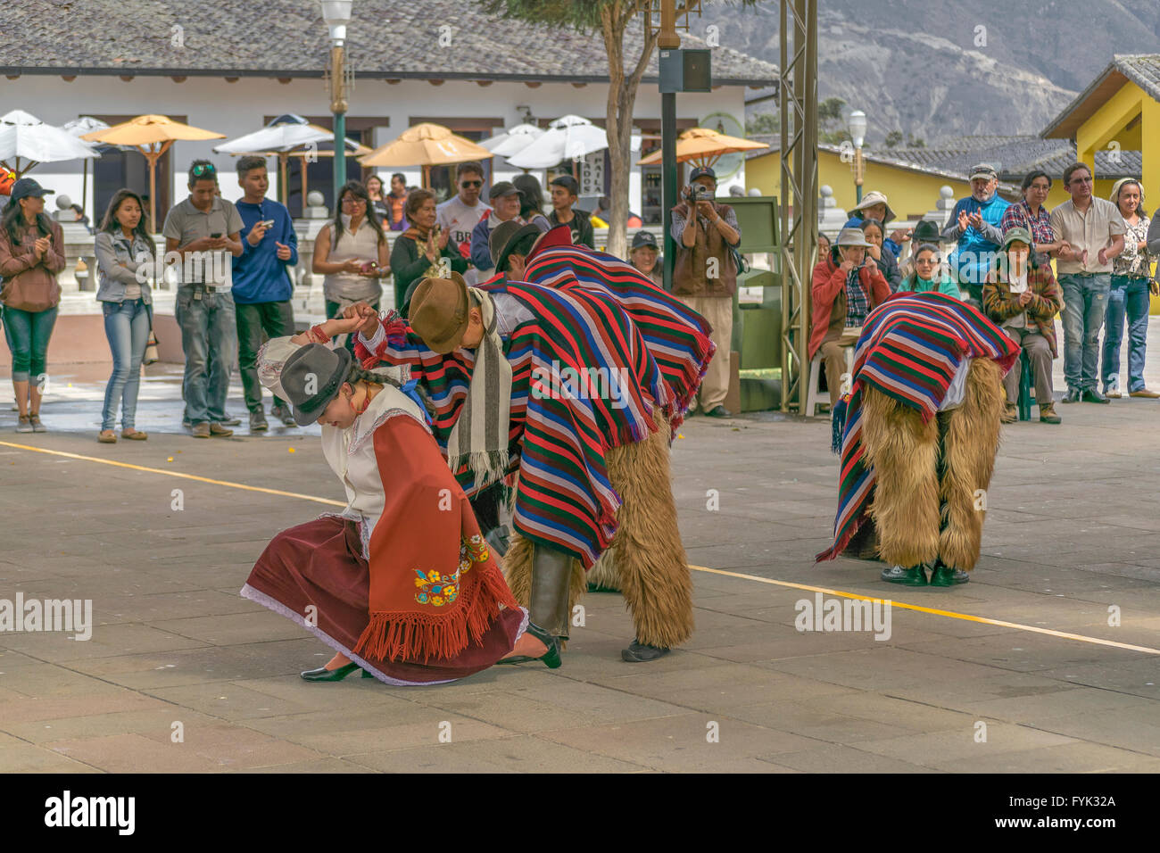 POMASQUI, ECUADOR, Oktober - 2015 - Gruppe, zu einer Ausstellung von traditionellen ecuadorianischen indigener Tanz bei mittleren Ea-Tänzerin Stockfoto