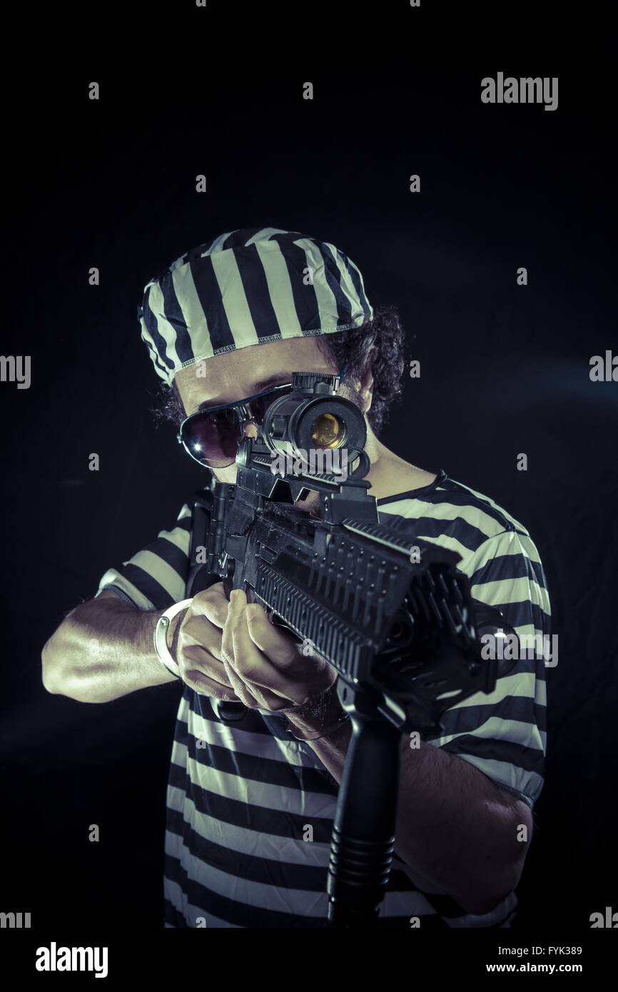 Rebel, Gefangene in einem Gefängnis mit einem Maschinengewehr Stockfoto