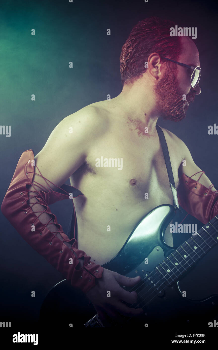 Metal, Rocker Mann mit e-Gitarre in einem Rock-Konzert Stockfoto