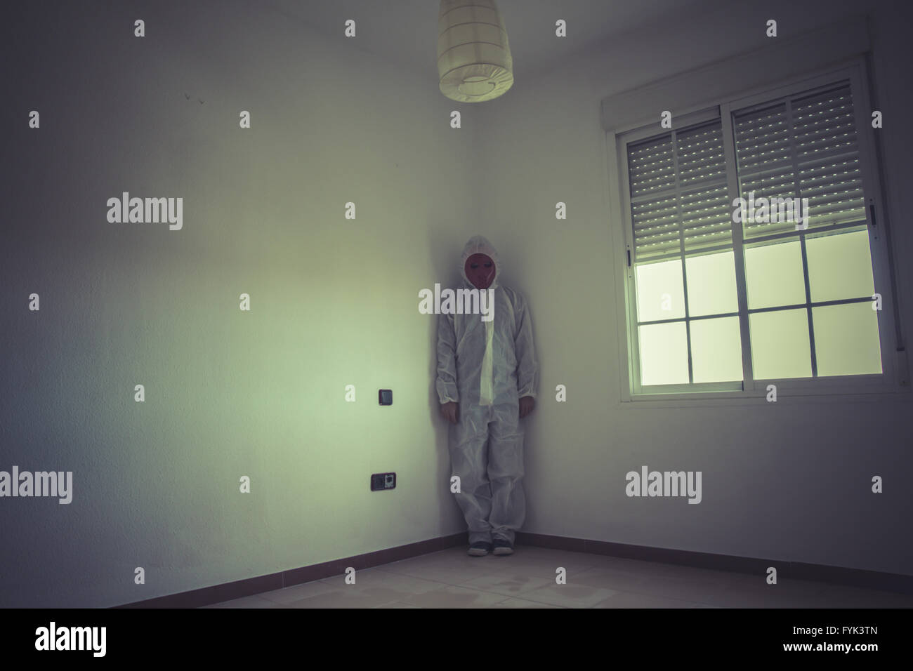 Schizophrenie, Albtraum-Mann mit rote Maske im leeren Raum Stockfoto