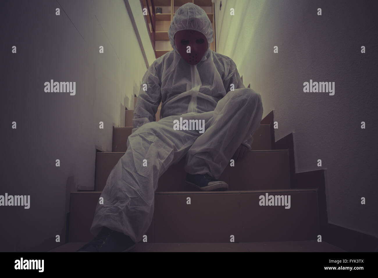Asyl, Albtraum-Mann mit rote Maske im leeren Raum Stockfoto
