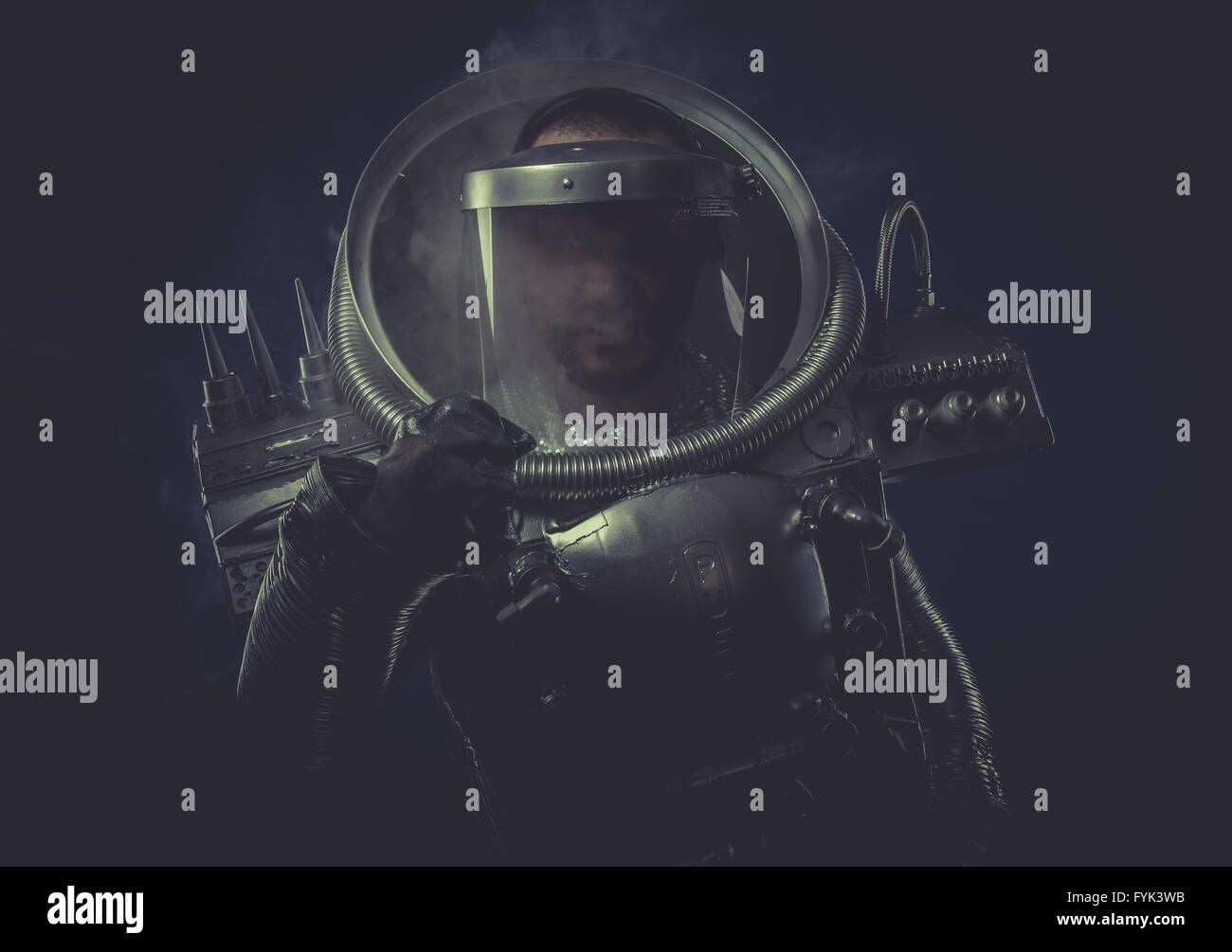 Techno, Roboter-Mann in Raum Rüstung Silber Stockfoto