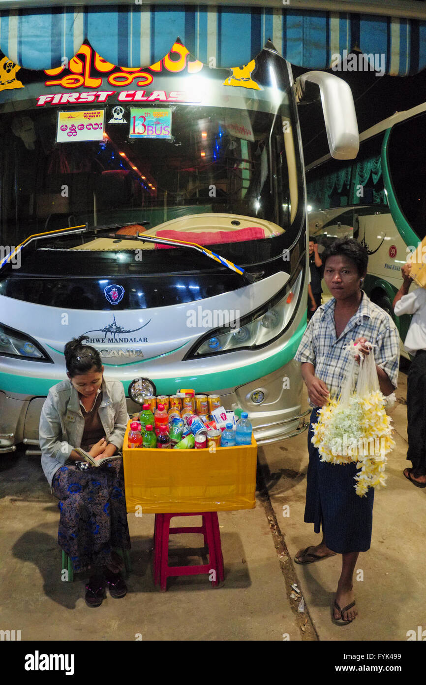 Straßenhändler am Busbahnhof, Yangon, Myanmar, als Stockfoto