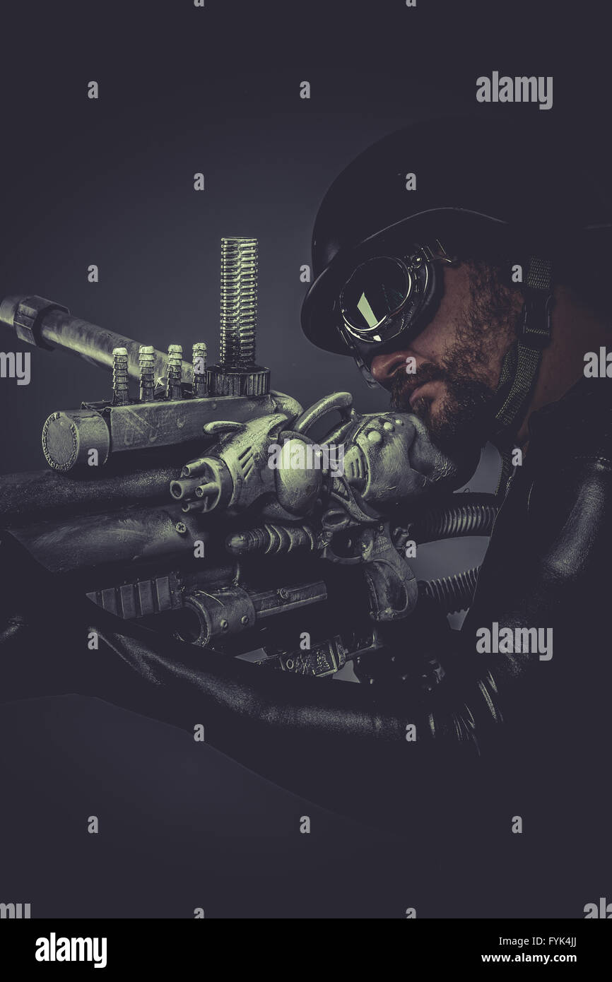 Starfighter mit riesigen Plasma-Gewehr, fantasy-Konzept, militärischen Helm und Schutzbrille Motorradfahrer Stockfoto