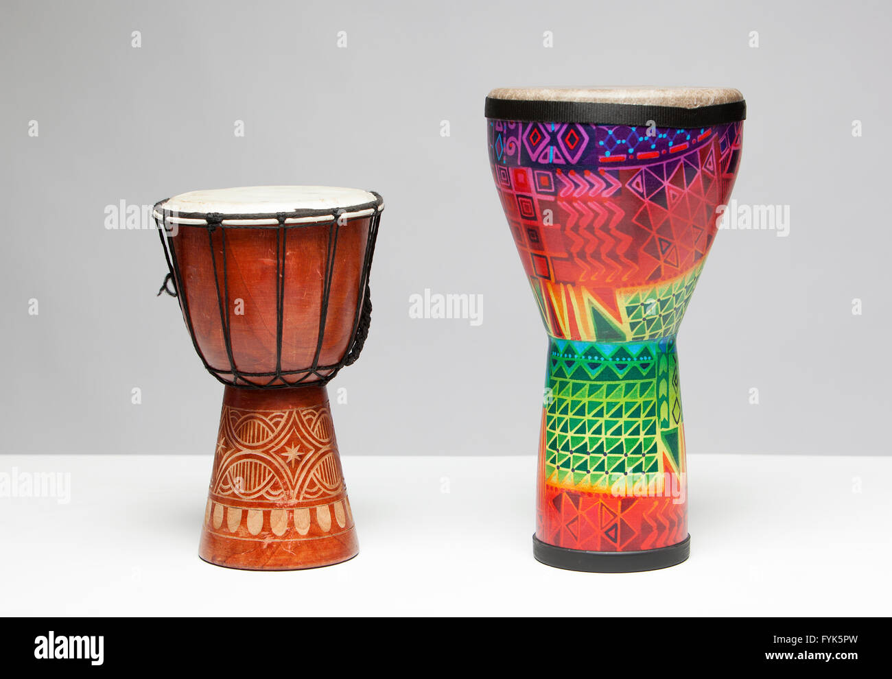 Tribal Drums isoliert auf weißem Hintergrund Stockfoto