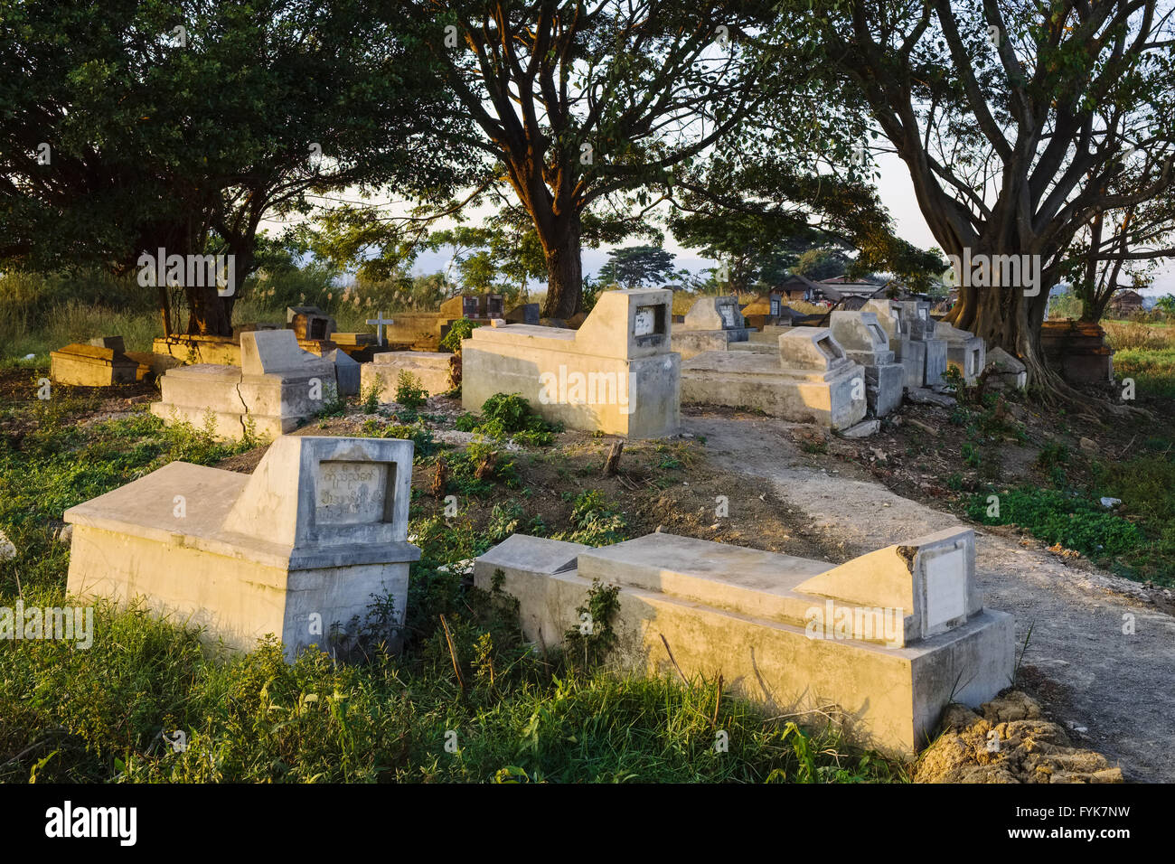 Sarkophage im Friedhof in Nyaung Shwe, Myanmar Stockfoto