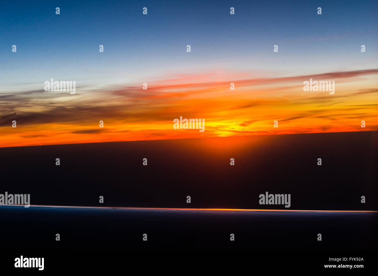 Blick auf den Sonnenuntergang vom Flugzeug Stockfoto