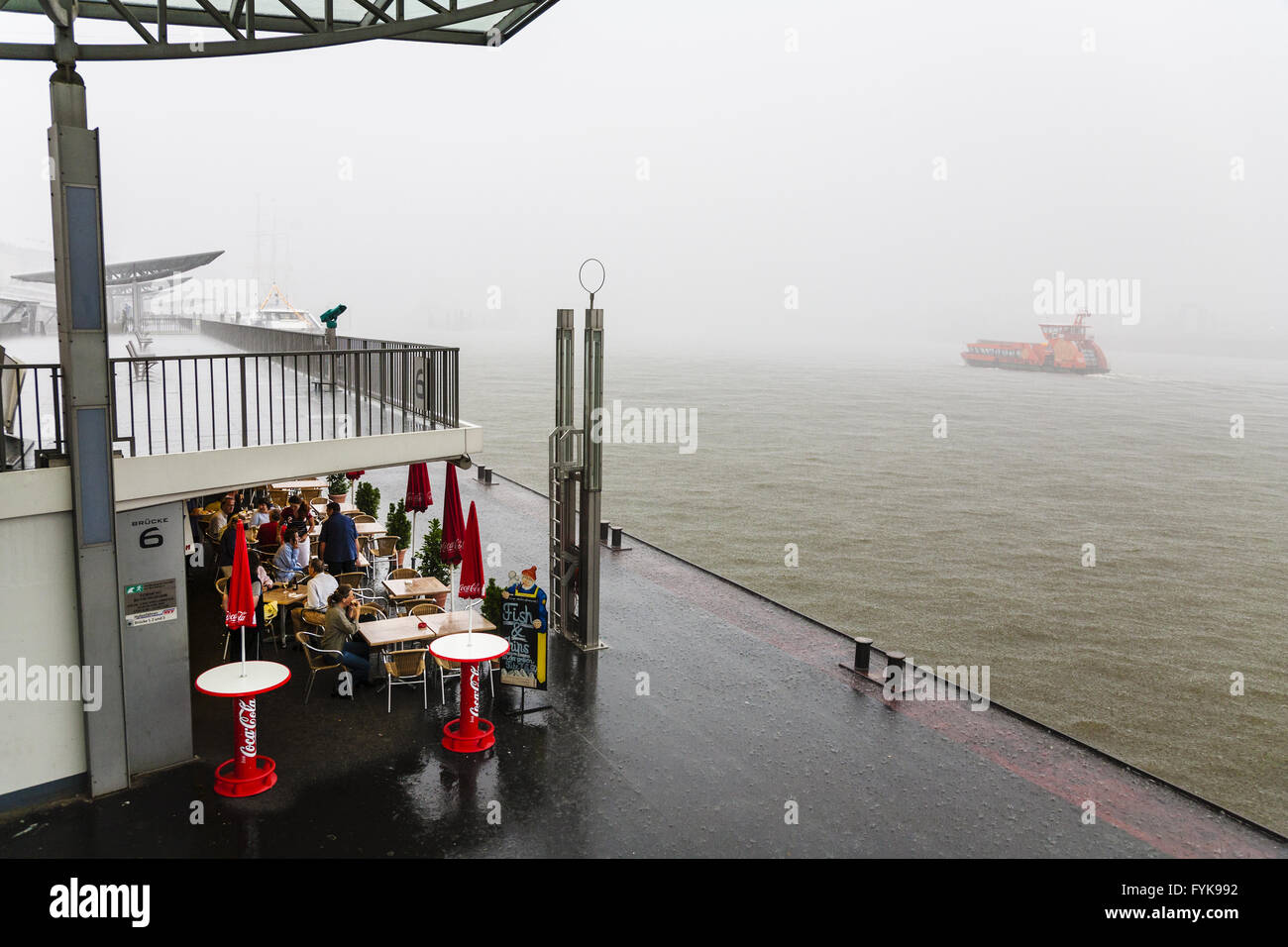 Regentag auf St. Pauli Landungsbruecken, Hamburg Stockfoto