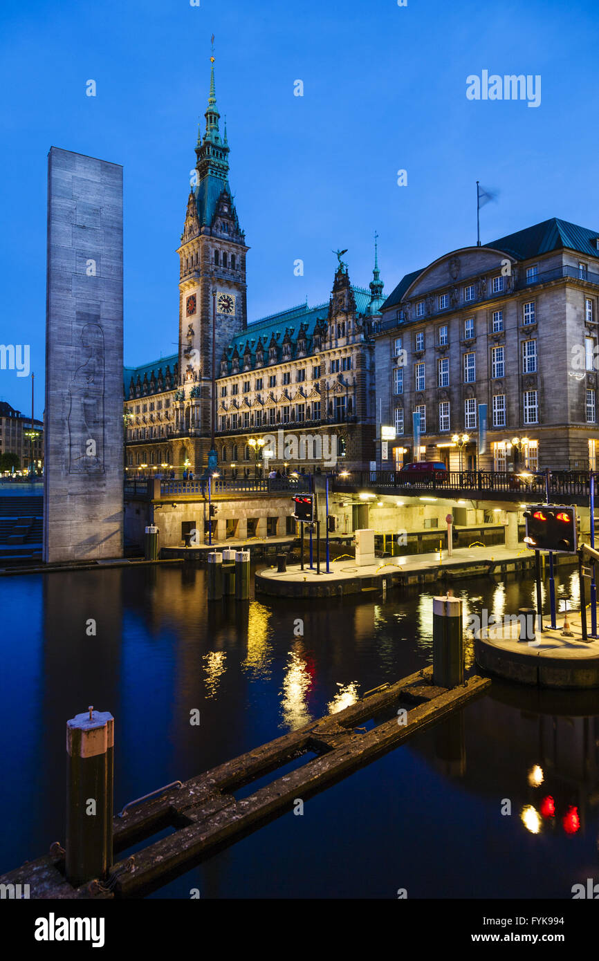 Vakuumschleuse vor Rathaus, Hamburg, Deutschland Stockfoto
