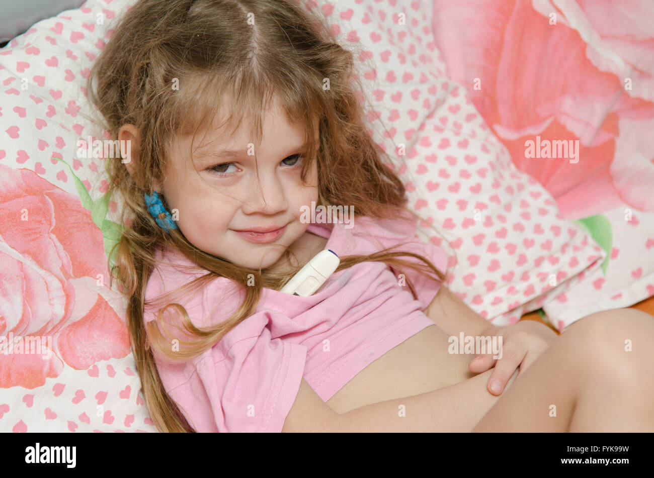 Erkrankten drei Jahres altes Mädchen wird die Temperatur messen. Stockfoto