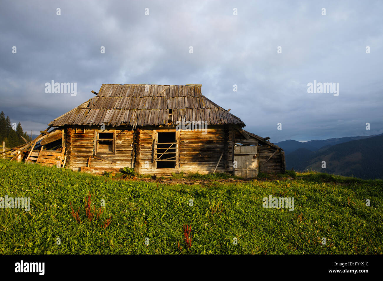 Verlassenes Holzhaus auf Berghügel Stockfoto