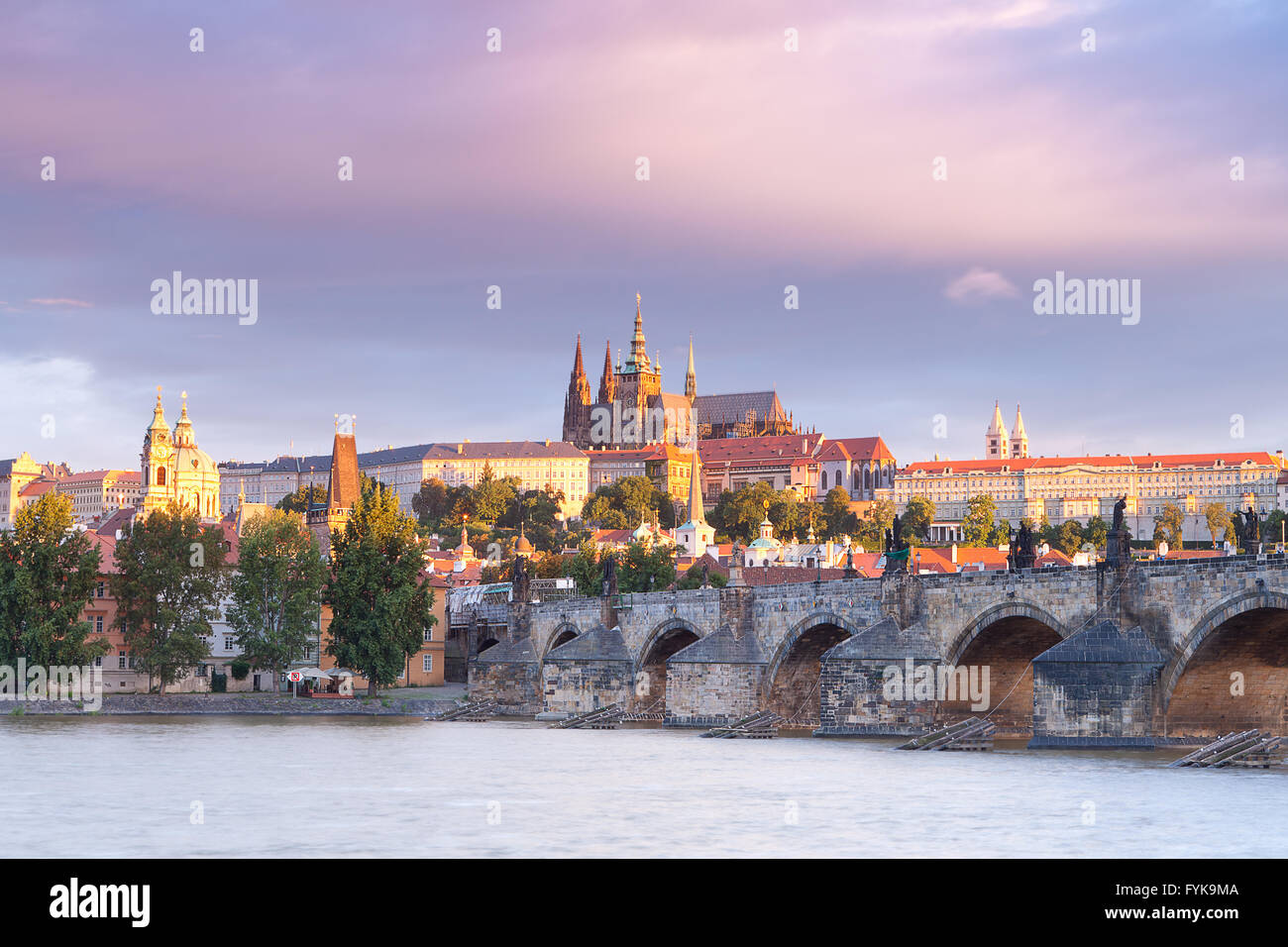 Karlsbrücke im alten Prag Stockfoto