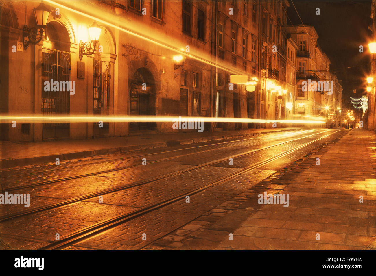 Verkehr in alten europäischen Stadt bei Nacht Stockfoto