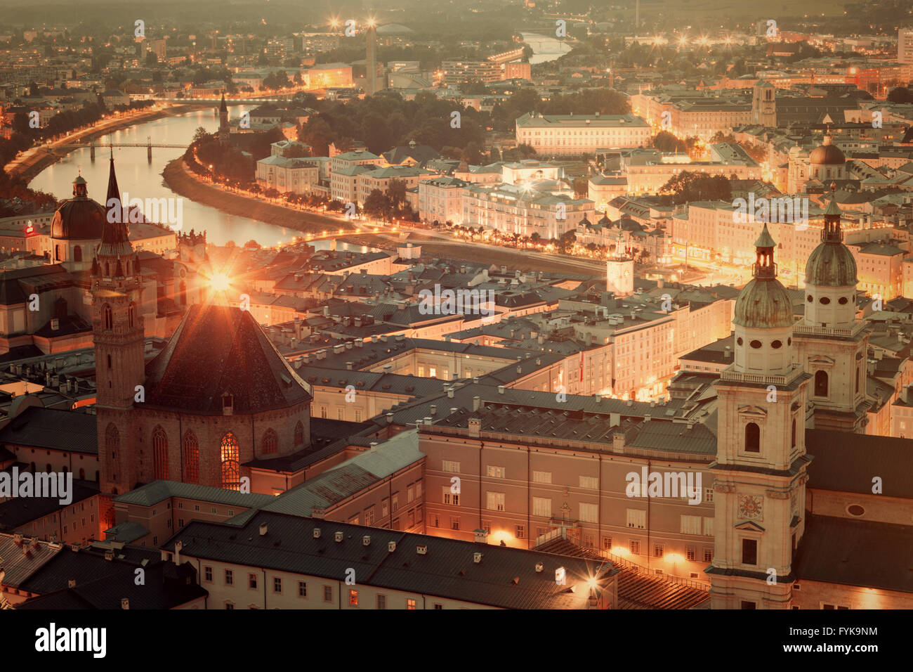 Retro-Stil Foto von Salzburg bei Nacht Stockfoto
