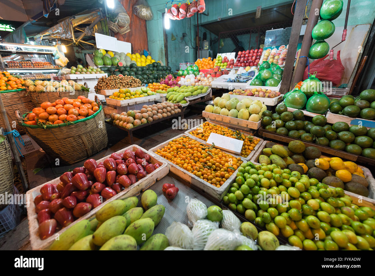 Nacht-Obst-Shop in Saigon, Vietnam Stockfoto