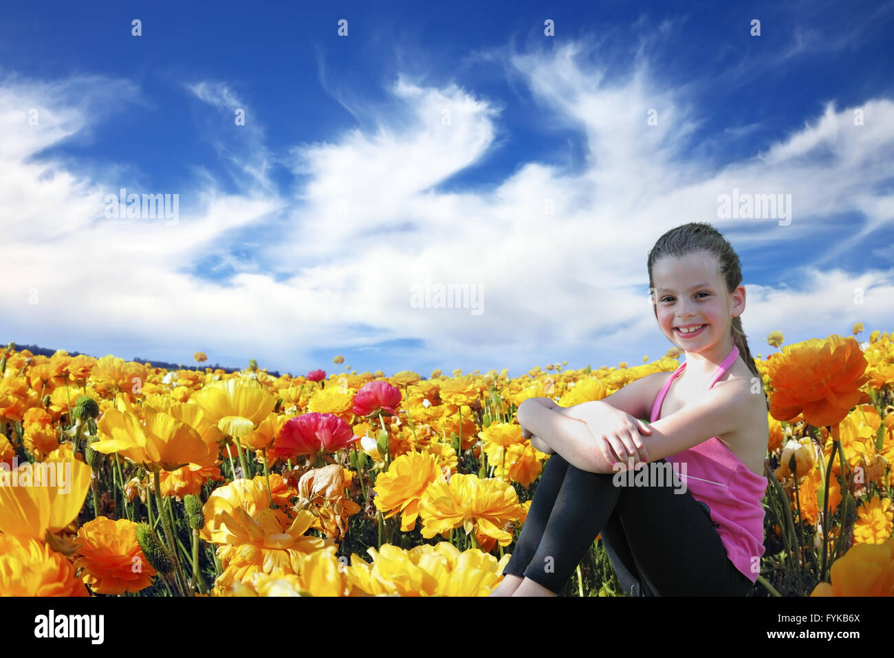Charmante schöne sechs Jahre altes Mädchen lächelnd in ein Feld Stockfoto