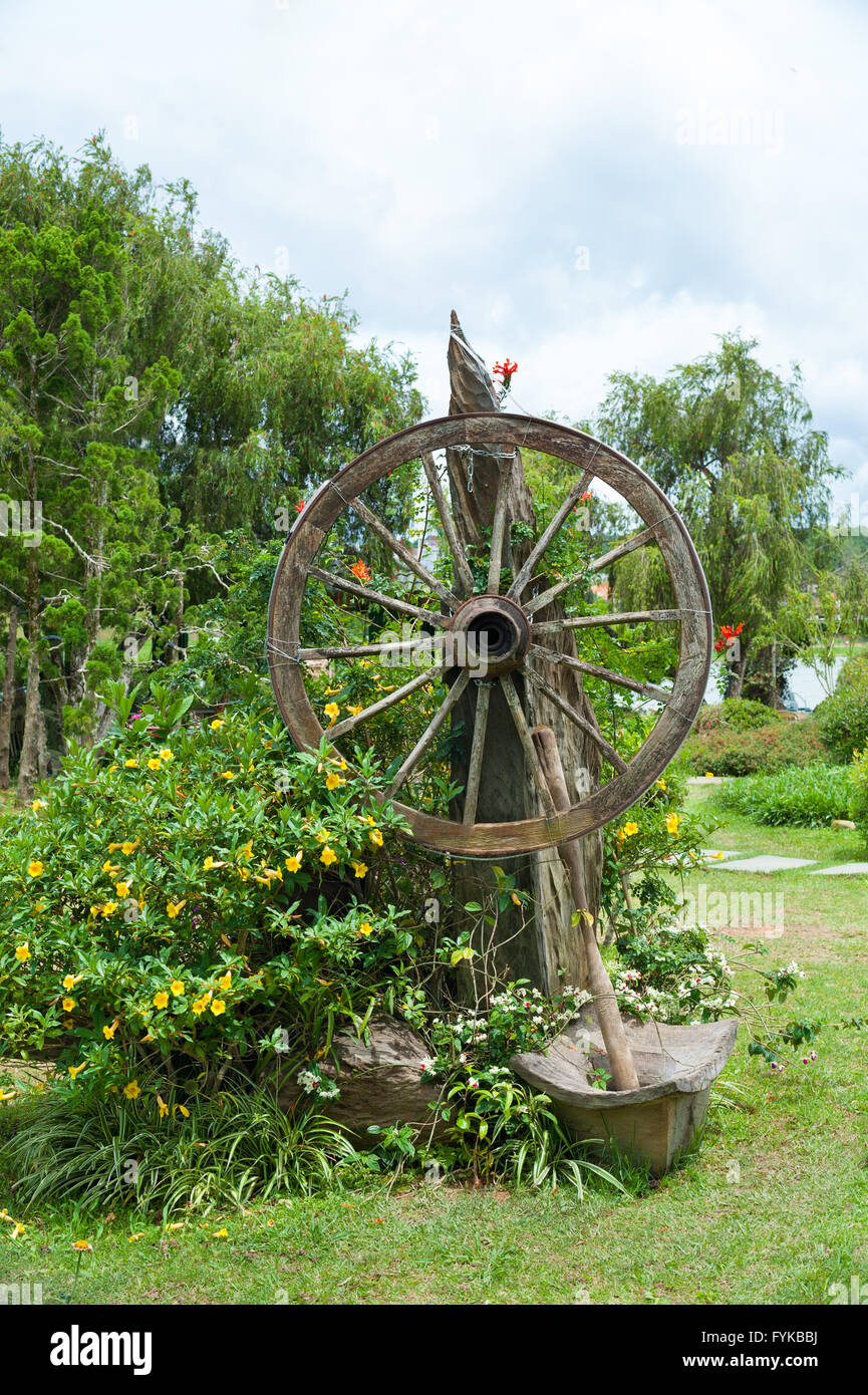 Garten mit alten Holzrad Stockfoto