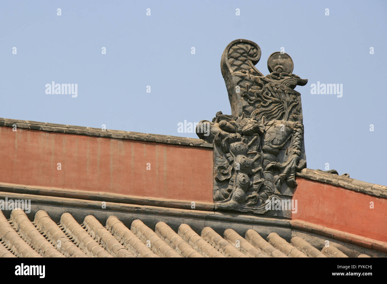 Ein geschnitzte Drachen schmückt die Firststange des Daches eines buddhistischen Tempels (Shanhua) in Datong (China). Stockfoto