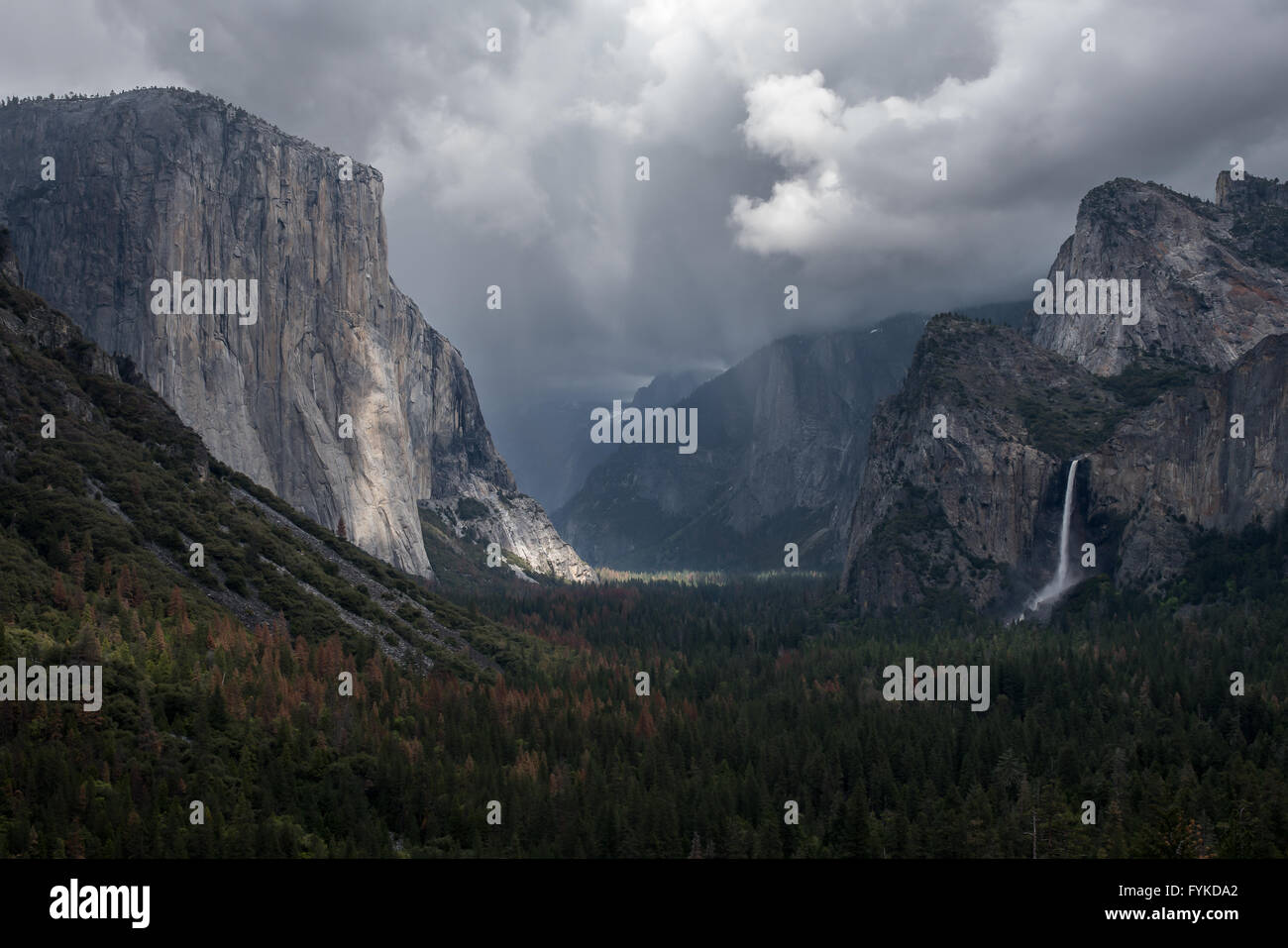 Gewitterwolken über Yosemite Valley, angesehen vom Tunnel View zu bauen. Stockfoto