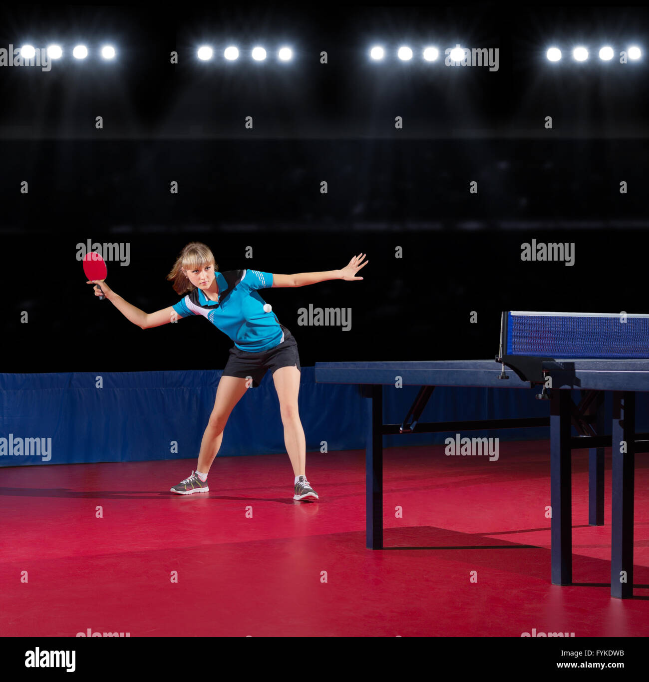 Junges Mädchen Tischtennisspieler in Sporthalle Stockfoto