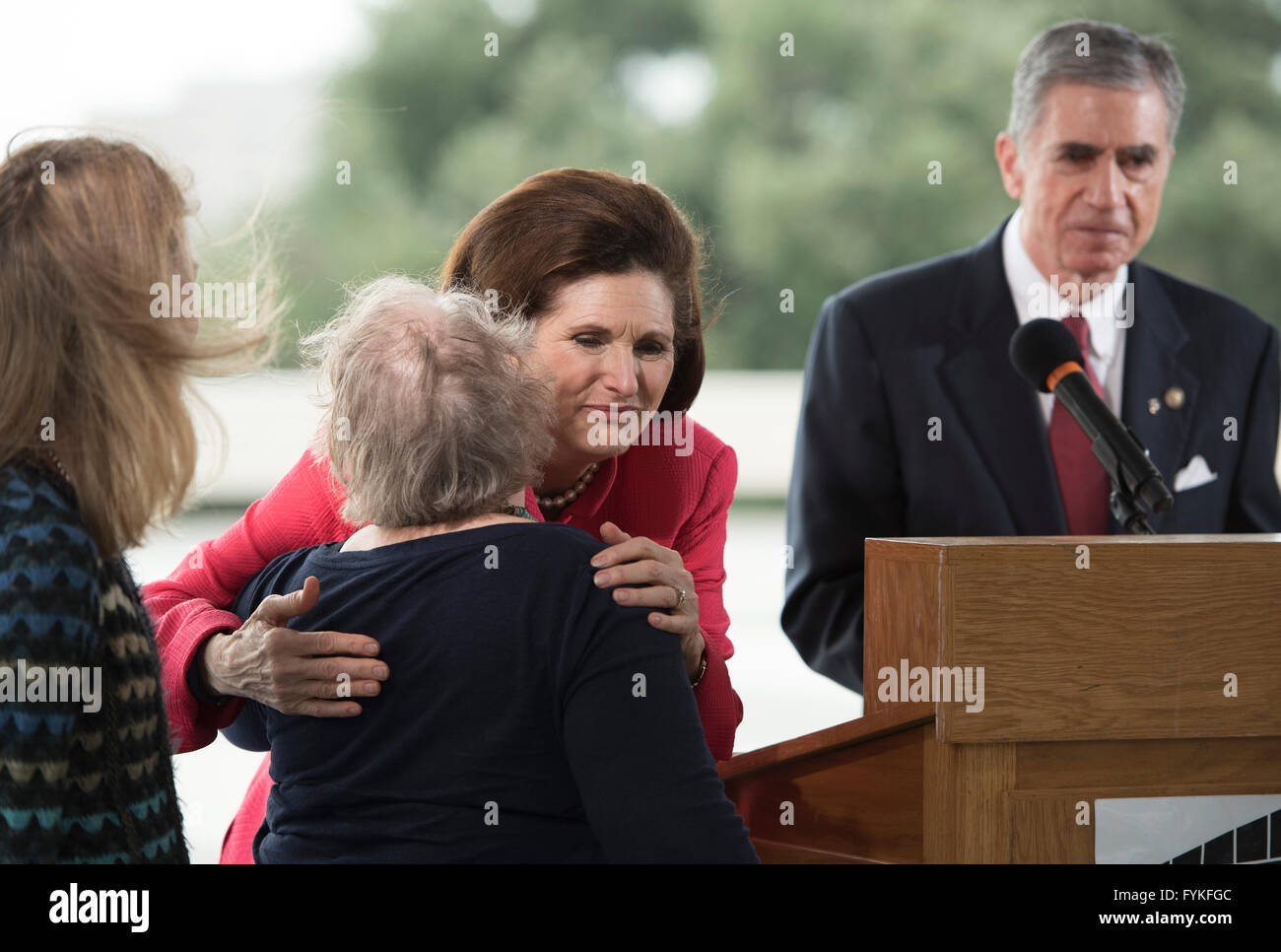 Lynda Johnson Robb, Tochter des ehemaligen US-Präsident Lyndon Baines Johnson grüßt Witwe von Vietnam-Veteranen in der LBJ Library. Stockfoto