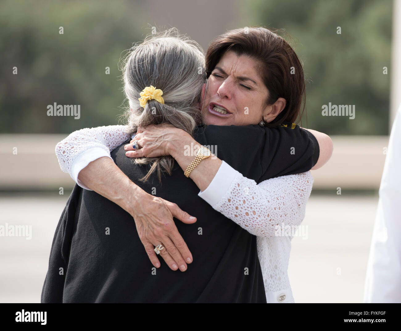 Luci Baines Johnson, Tochter des ehemaligen US-Präsident Lyndon Baines Johnson, umarmt Schwester von Vietnam-Veteranen in der LBJ Library Stockfoto