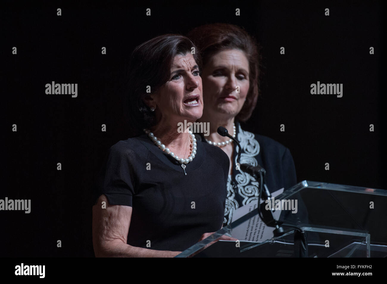 Austin, Texas, USA. 26. April 2016. Luci Baines Johnson und Schwester Lynda Robb sprechen vor Austin, Texas, USA. 26. April 2016. FormerU.S nationaler Sicherheitsberater und Staatssekretär Henry Kissinger spricht über seine Rolle bei Friedensverhandlungen mit den Nordvietnamesen am ersten Tag des Gipfels in Vietnam-Krieg in der LBJ Library in Austin.  Kissinger diskutiert seine Beziehung mit Lyndon Johnson und nachfolgenden Service zum Präsidenten Richard Nixon und seine Bemühungen um die USA aus dem Vietnam-Sumpf zu extrahieren. Bildnachweis: Bob Dämmrich/Alamy Live-Nachrichten Stockfoto