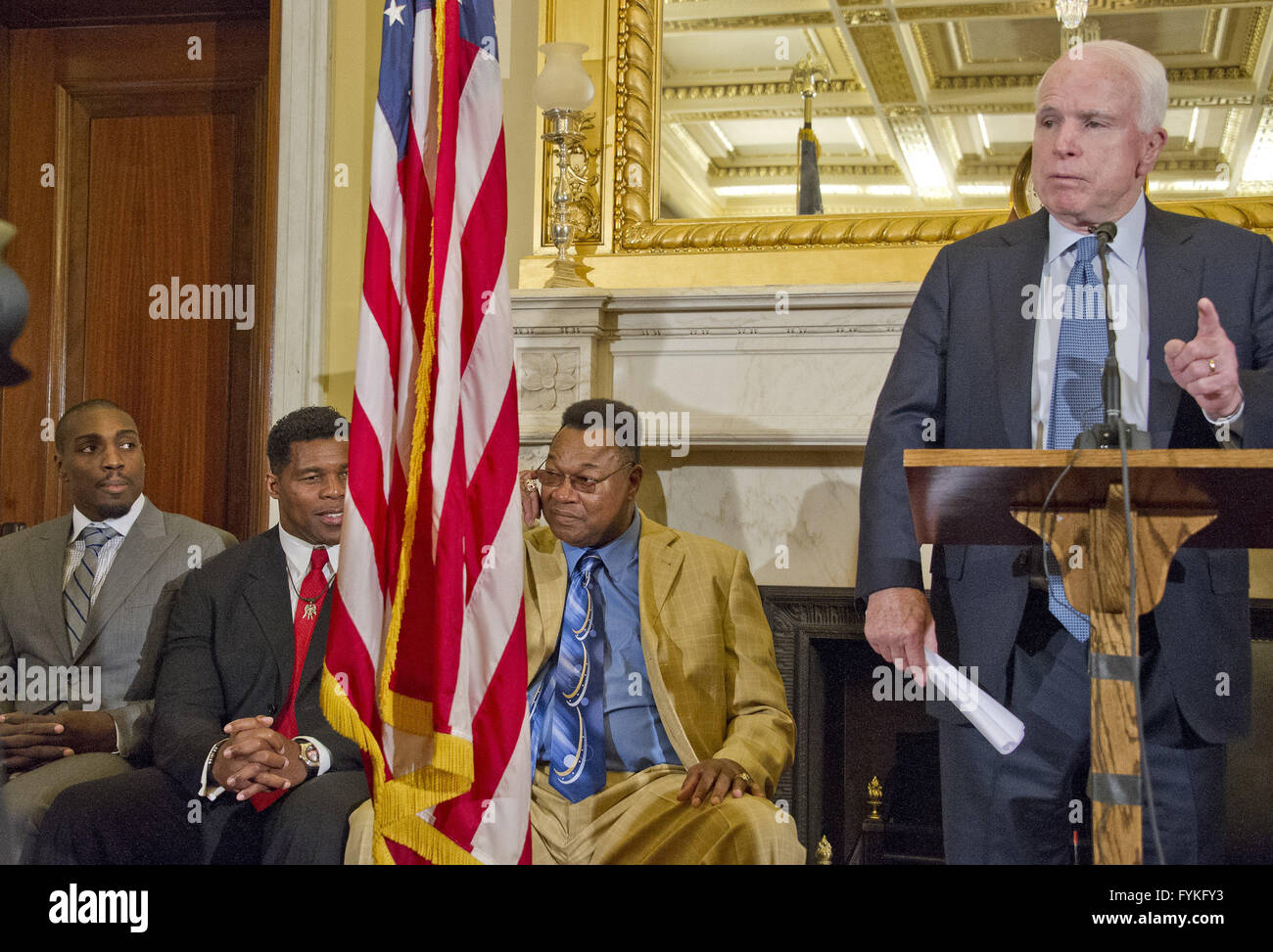 26. April 2016 - Washington, District Of Columbia, Vereinigte Staaten von Amerika - Vereinigte Staaten Senator John McCain (Republikaner von Arizona), Recht, Bemerkungen macht, auf einer Pressekonferenz die Beobachtungsstudie über das Gehirngesundheit von aktiven und pensionierten professionelle Kämpfer auf dem Capitol Hill in Washington, DC auf Dienstag, 26. April 2016 zu diskutieren. Die Studie unter der Leitung von Forschern der Cleveland Clinic, soll besser identifizieren, Vorbeugung und Behandlung von chronischen traumatische Enzephalopathie (CTE). Von links nach rechts: Phil Davis, ehemaliger All American Ringer & Bellator MMA-Kämpfer; ehemaligen NFL Runningback Stockfoto