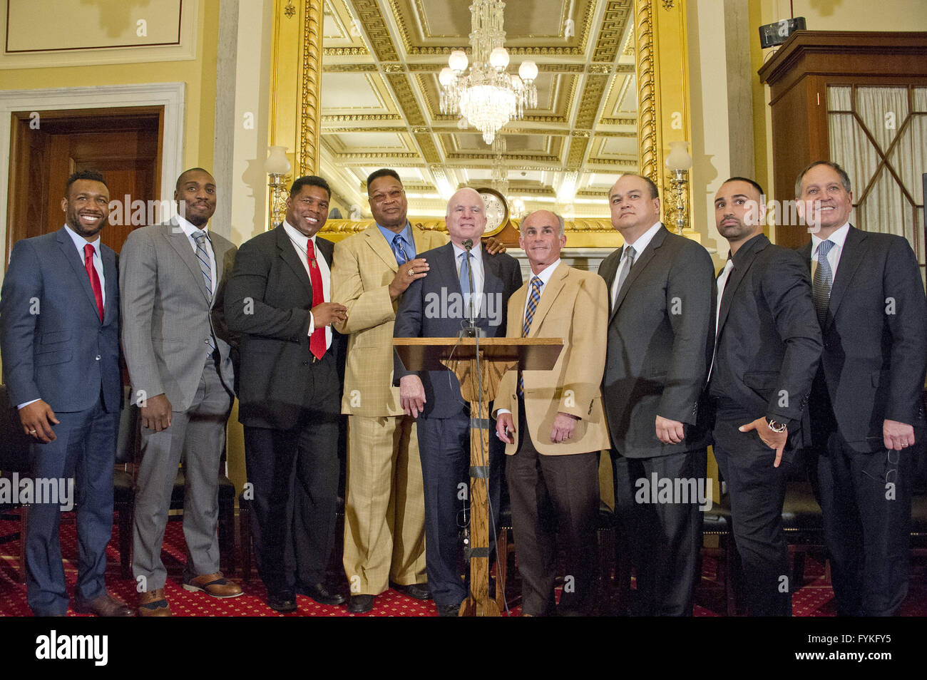 26. April 2016 - Washington, District Of Columbia, Vereinigte Staaten von Amerika - von links nach rechts: Austin Trout, ehemaliger Junior-Mittelgewicht Weltmeister Boxen; Phil Davis, ehemaliger All American Ringer & Bellator MMA-Kämpfer; Herschel Walker, NFL große & ehemaligen MMA-Kämpfer; Larry Holmes, Box-Legende; US-Senator John McCain (Republikaner von Arizona); Dr. Charles Bernick, M.D., M.P.H., associate ärztlichen Direktor der Cleveland Klinik Lou Ruvo Center für die Gesundheit des Gehirns; Scott Coker, Bellator MMA-Präsident; Paulie Malignaggi, ehemaliger Boxweltmeister im Weltergewicht; und Kevin Kay, Spike- Stockfoto