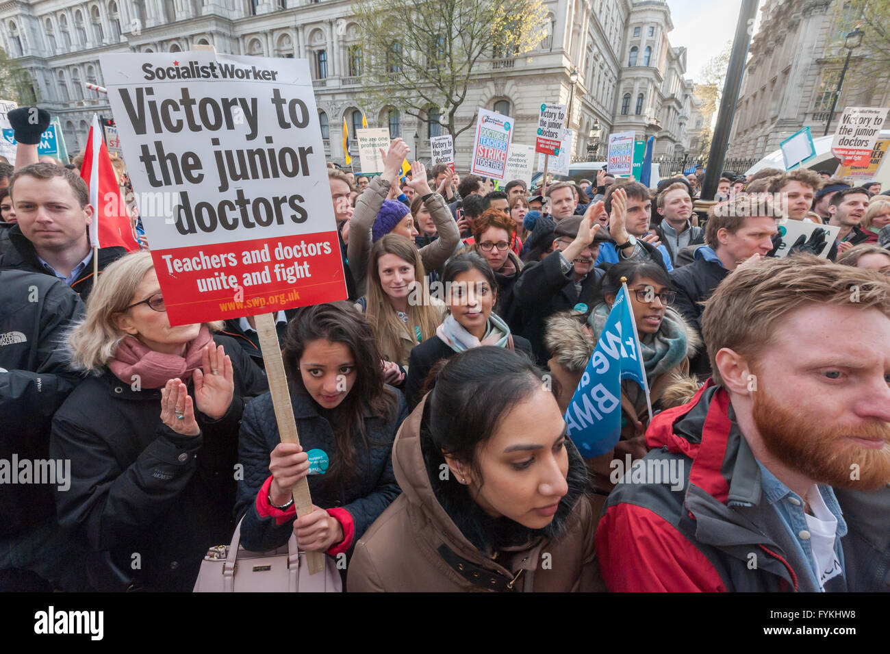 London, UK. 26. April 2016. Tausende von Angehörigen der Gesundheitsberufe, Lehrer und Förderer besuchte eine Kundgebung gegenüber Downing St zur Unterstützung der Ärzte in der Ausbildung am Ende des ersten Tages ihres zweitägigen Streiks. Redner bei der Rallye Labour-Chef Jeremy Corbyn und Schatten Kanzler John McDonnell und grüne Partei MP Carolyn Lucas und prominente Gewerkschafter sowie Ärzte Führer und Patienten. Peter Marshall/Alamy Live-Nachrichten Stockfoto