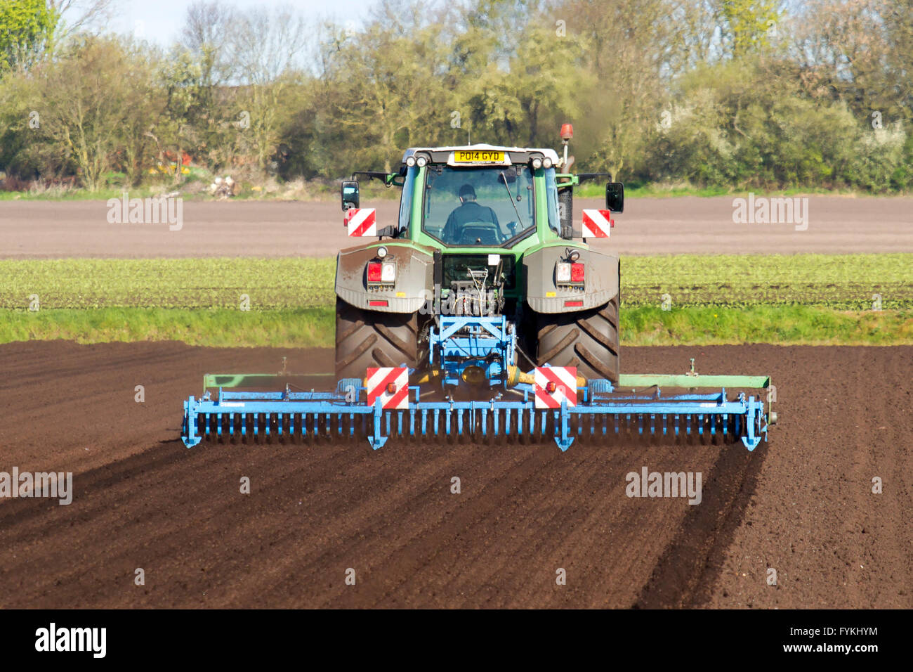 Hesketh Bank, Lancashire, UK. 27. April 2016. UK Wetter: Landwirte in der Salatschüssel von Lancashire sind hielt zurück in die Produktion von Salat ernten aufgrund der anhaltenden Kälte was ist Wachstum einschränken.  Das Gebiet ist ein großer Arbeitgeber der ausländischen Einwanderer Arbeiter & EU-Staatsangehörige, die auf Kurzarbeit beschränkt sind, der einen Schlag auf die Auswirkungen für die lokale Wirtschaft hat.  Die Bauern sind weiterhin unter Schutz Vlies per Satellitennavigation zu Pflanzen. Bildnachweis: Cernan Elias/Alamy Live-Nachrichten Stockfoto