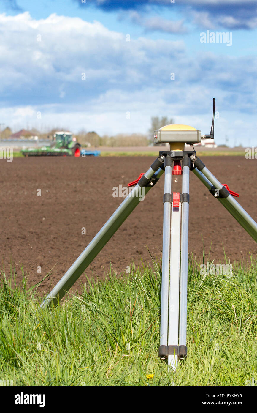 Hesketh Bank, Lancashire, UK. 27. April 2016. UK Wetter: Landwirte in der Salatschüssel von Lancashire sind hielt zurück in die Produktion von Salat ernten aufgrund der anhaltenden Kälte was ist Wachstum einschränken.  Das Gebiet ist ein großer Arbeitgeber der ausländischen Einwanderer Arbeiter & EU-Staatsangehörige, die auf Kurzarbeit beschränkt sind, der einen Schlag auf die Auswirkungen für die lokale Wirtschaft hat.  Die Bauern sind weiterhin unter Schutz Vlies per Satellitennavigation zu Pflanzen. Bildnachweis: Cernan Elias/Alamy Live-Nachrichten Stockfoto