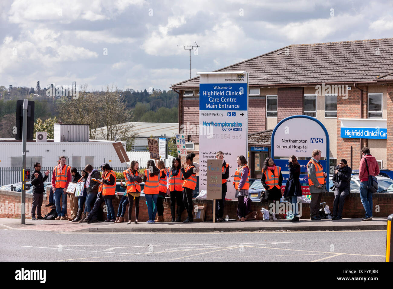 Northampton, UK. 27. April 2016. Ärzte streiken. Tag2, Cliftonville Straße. Ärzte in totalen Streik bei NGH Vormittag, fast 400 Termine abgesagt werden musste. Bildnachweis: Keith J Smith. / Alamy Live News Stockfoto