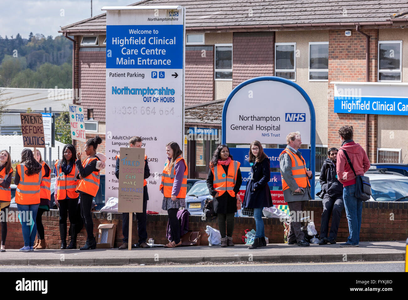 Northampton, UK. 27. April 2016. Ärzte streiken. Tag2, Cliftonville Straße. Ärzte in totalen Streik bei NGH Vormittag, fast 400 Termine abgesagt werden musste. Bildnachweis: Keith J Smith. / Alamy Live News Stockfoto