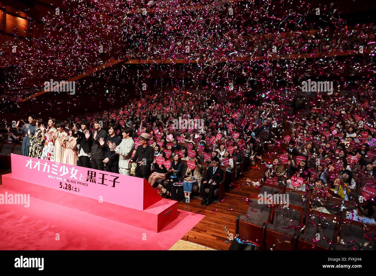 Tokio, Japan. 27. April 2016. Der Schauspieler und der Regisseur posieren für die Kameras bei der Begrüßung für den Film Wolf Girl und Black Prince im Tokyo International Forum am 27. April 2016, Tokio, Japan. Der Film basiert auf der japanischen Manga-Serie geschrieben von Ayuko Hatta die bereits in einem Drama und Fernsehapparat Anime verabschiedet worden ist. Es wird am 28. Mai Theatern in ganz Japan getroffen. Bildnachweis: Rodrigo Reyes Marin/AFLO/Alamy Live-Nachrichten Stockfoto