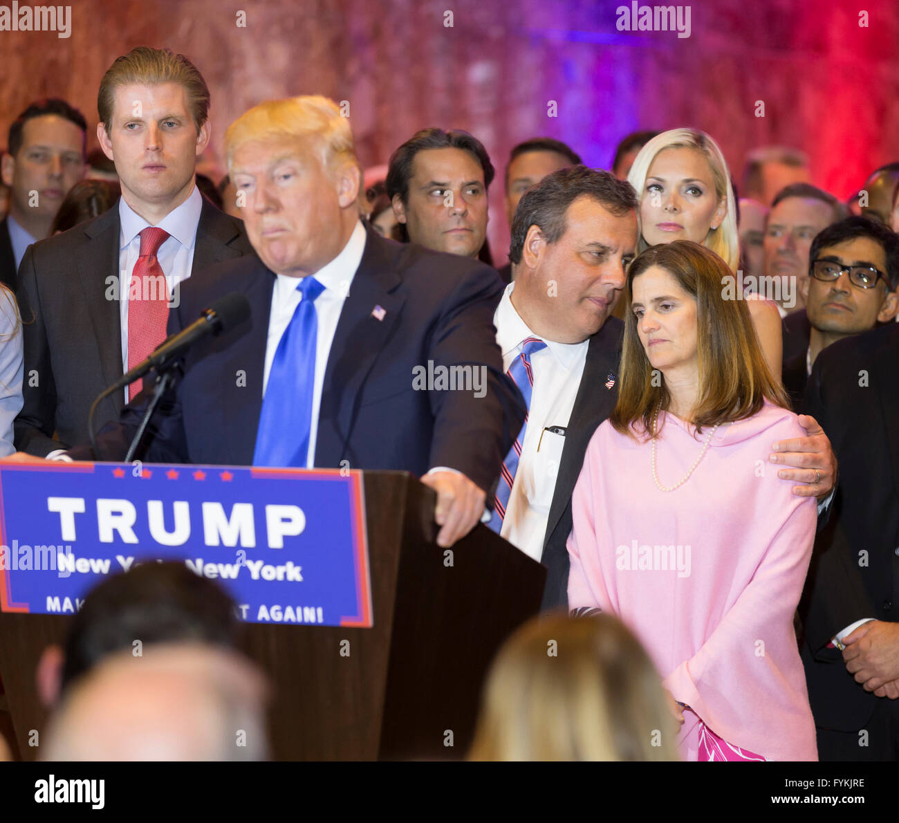 New York Ny Usa 26 April 2016 Chris Christie Mary Pat Uhr Zu Fordern Wie Donald Trump Spricht Wahrend Der Siegesfeier Nach Gewinn In 5 Uns Primar Im Trump Tower