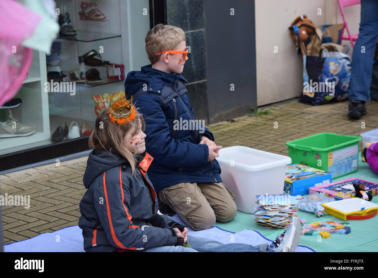 Sassenheim, Niederlande. 27. April 2016. Der Niederlanden feiern Königstag (Koningsdag).  Feierte am 27. April, markiert den Zeitpunkt die Geburt von König Willem-Alexander. Die Vrijmarkt (buchstäblich "freien Markt") ist eine bundesweite Flohmarkt, bei dem viele Menschen ihre gebrauchten Sachen verkaufen. Koningsdag sieht jetzt groß angelegte Feierlichkeiten, mit vielen Konzerten und Veranstaltungen im öffentlichen Raum. Bildnachweis: Natalija Rinkauskiene/Alamy Live-Nachrichten Stockfoto