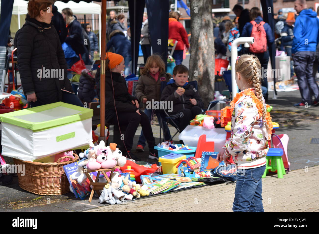 Sassenheim, Niederlande. 27. April 2016. Der Niederlanden feiern Königstag (Koningsdag).  Feierte am 27. April, markiert den Zeitpunkt die Geburt von König Willem-Alexander. Die Vrijmarkt (buchstäblich "freien Markt") ist eine bundesweite Flohmarkt, bei dem viele Menschen ihre gebrauchten Sachen verkaufen. Koningsdag sieht jetzt groß angelegte Feierlichkeiten, mit vielen Konzerten und Veranstaltungen im öffentlichen Raum. Bildnachweis: Natalija Rinkauskiene/Alamy Live-Nachrichten Stockfoto