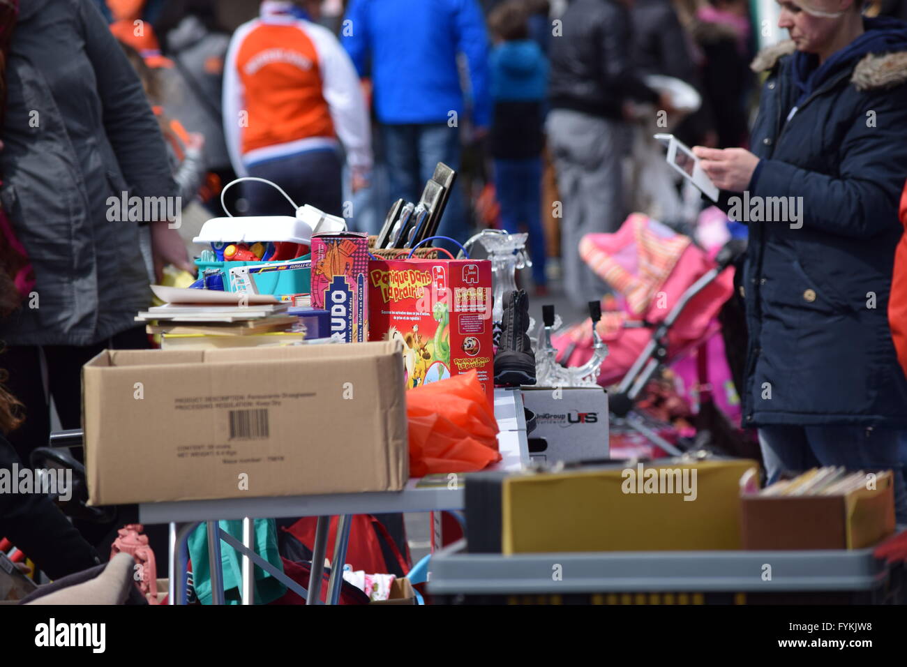 Sassenheim, Niederlande. 27. April 2016. Der Niederlanden feiern Königstag (Koningsdag).  Feierte am 27. April, markiert den Zeitpunkt die Geburt von König Willem-Alexander. Die Vrijmarkt (buchstäblich "freien Markt") ist eine bundesweite Flohmarkt, bei dem viele Menschen ihre gebrauchten Sachen verkaufen. Koningsdag sieht jetzt groß angelegte Feierlichkeiten, mit vielen Konzerten und Veranstaltungen im öffentlichen Raum. Bildnachweis: Natalija Rinkauskiene/Alamy Live-Nachrichten Stockfoto