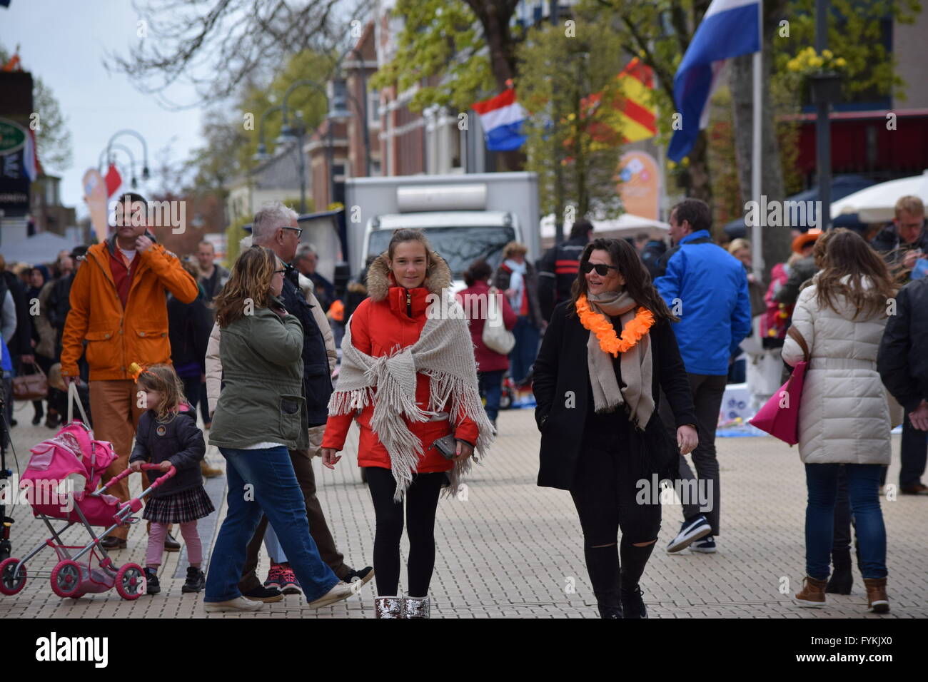 Sassenheim, Niederlande. 27. April 2016. Der Niederlanden feiern Königstag (Koningsdag).  Feierte am 27. April, markiert den Zeitpunkt die Geburt von König Willem-Alexander. Die Vrijmarkt (buchstäblich "freien Markt") ist eine bundesweite Flohmarkt, bei dem viele Menschen ihre gebrauchten Sachen verkaufen. Koningsdag sieht jetzt groß angelegte Feierlichkeiten, mit vielen Konzerten und Veranstaltungen im öffentlichen Raum. Bildnachweis: Natalija Rinkauskiene/Alamy Live-Nachrichten Stockfoto