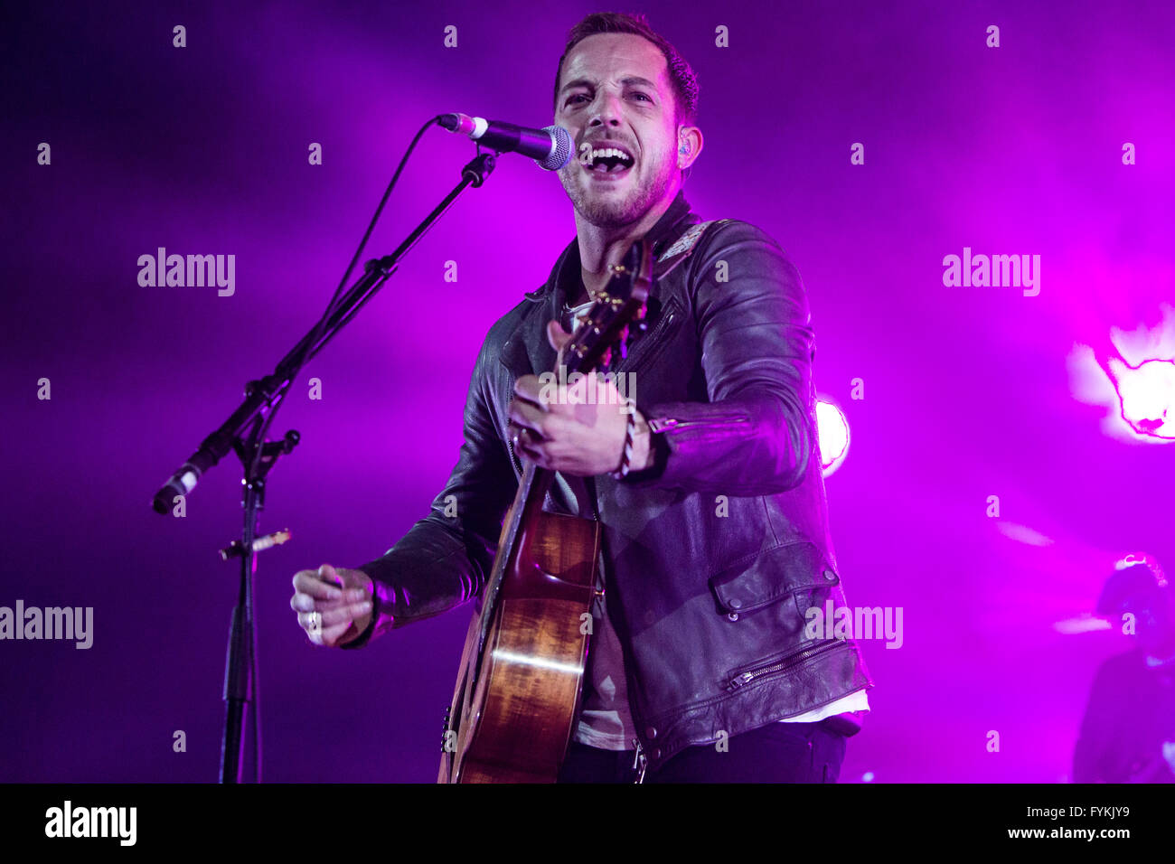 Mailand Italien. 26. April 2016. Der englische Singer-Songwriter JAMES MORRISON führt live auf der Bühne in Alcatraz während letzte Datum des "UK & europäische Tour 2016" Credit: Rodolfo weitertransferiert/Alamy Live News Stockfoto