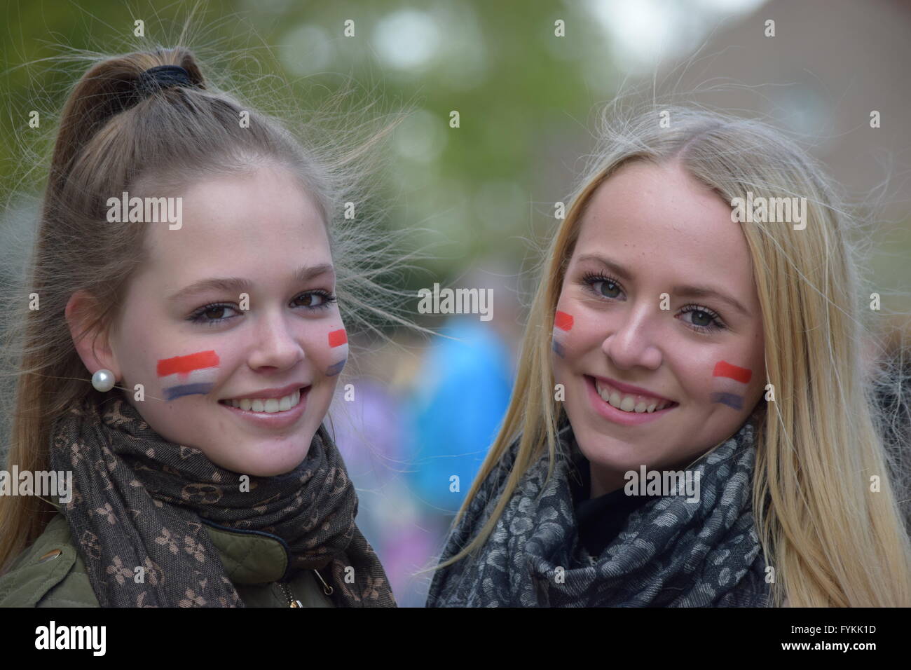 Sassenheim, Niederlande. 27. April 2016. Der Niederlanden feiern Königstag (Koningsdag).  Feierte am 27. April, markiert den Zeitpunkt die Geburt von König Willem-Alexander. Die Vrijmarkt (buchstäblich "freien Markt") ist eine bundesweite Flohmarkt, bei dem viele Menschen ihre gebrauchten Sachen verkaufen. Koningsdag sieht jetzt groß angelegte Feierlichkeiten, mit vielen Konzerten und Veranstaltungen im öffentlichen Raum. Bildnachweis: Natalija Rinkauskiene/Alamy Live-Nachrichten Stockfoto